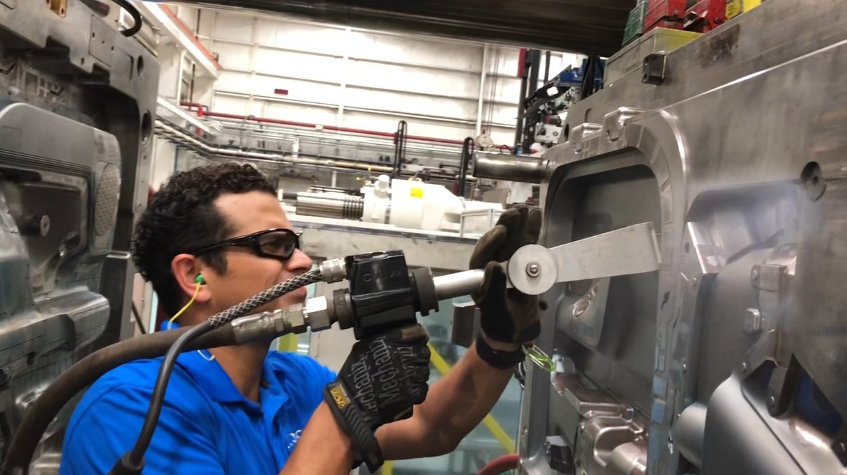 Cleaning injection mold with dry ice cleaning machine